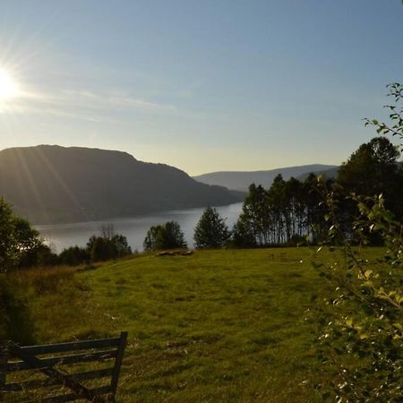 Stille Og Fredelig Ved Fjord Og Fjell Valsøybotn 外观 照片