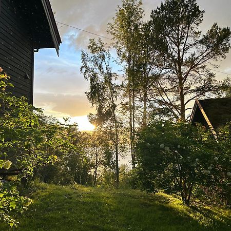 Stille Og Fredelig Ved Fjord Og Fjell Valsøybotn 外观 照片