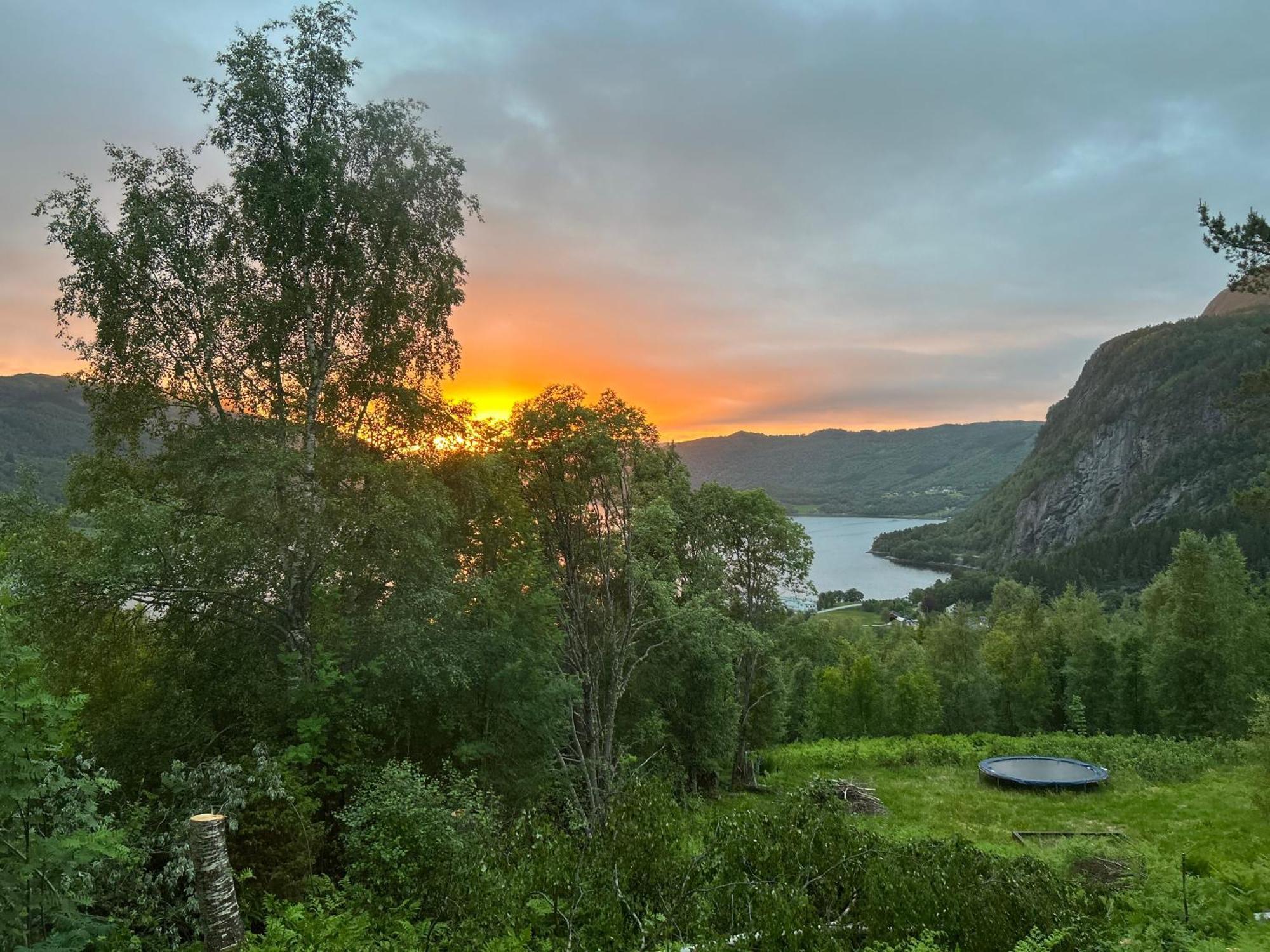 Stille Og Fredelig Ved Fjord Og Fjell Valsøybotn 外观 照片