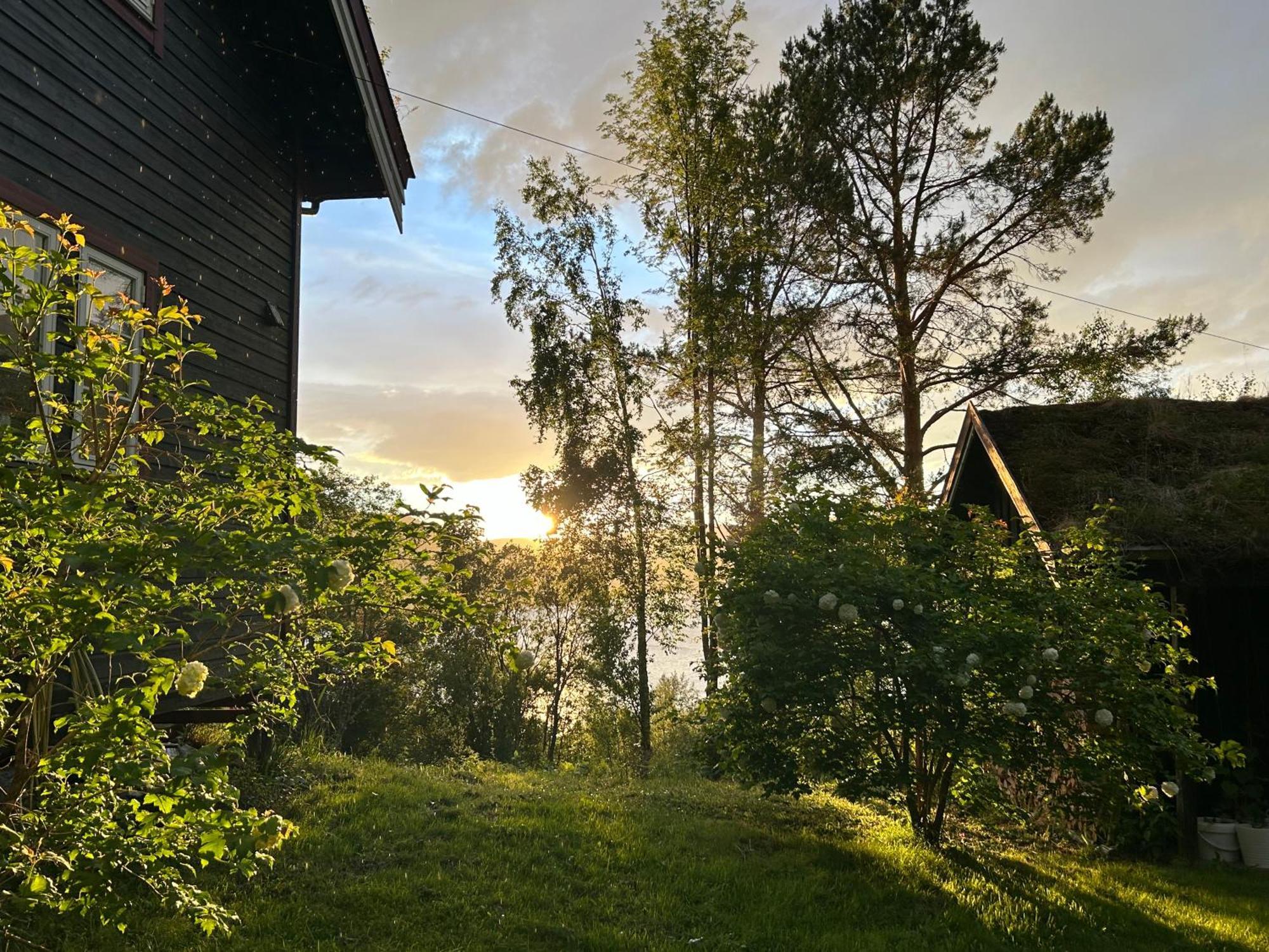 Stille Og Fredelig Ved Fjord Og Fjell Valsøybotn 外观 照片
